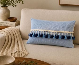Cojin Textura Trenza Con Pompones Frontales Celeste Palido